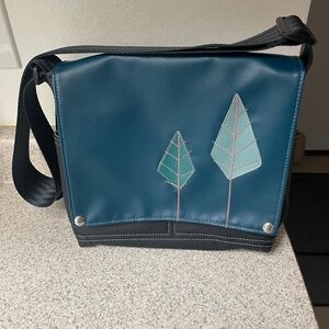 QUEEN BEE by Rebecca Pearcy Trucker Bag